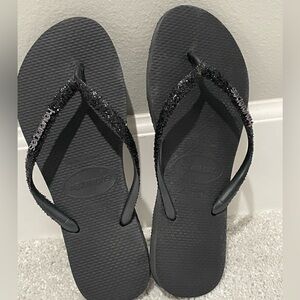 havaianas black flip flops with black glitter